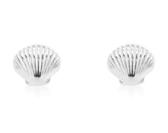 Puede incluir: Un par de pendientes de plata con forma de concha. Los pendientes son pequeños y delicados, con un diseño sencillo.