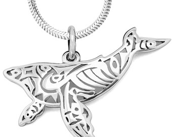 Op de afbeelding: Een zilveren ketting met een gedetailleerde walvis hanger. De walvis is uitgeknipt in een delicaat, ingewikkeld ontwerp.