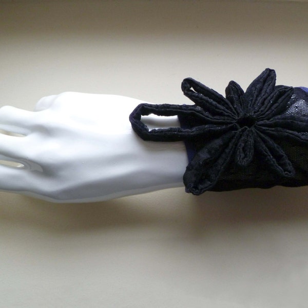 Bracelet manchette en tissu fin avec fleur noire, fermeture par 2 petits boutons-boutonnières