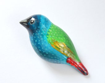 Broche de pájaro pinzón loro, alfiler de arcilla azul, verde y roja, 60 x 24 mm