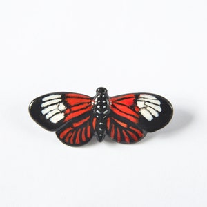 Broche de borboleta inseto. Acessório de borboleta preto, branco e vermelho, alfinete de luz. Mariposa de argila, bijuteria artesanal, pronta para envio, 60 x 25 mm.