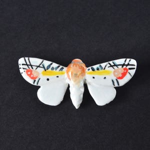 Broche de cerâmica pintado à mão em forma de mariposa – broche de inseto artístico colorido, bijuteria feita à mão, pronto para envio, 70 x 30 mm.