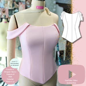 Może przedstawiać: Jasnoróżowy gorset z drapowanymi rękawami jest prezentowany na manekinie. Ubranie to dopasowany gorset z odkrytymi ramionami. Tekst na zdjęciu wskazuje, że jest to wzór dla średniozaawansowanych z rozmiarami 0-22, w tym samouczek PDF i instrukcja wideo na YouTube.