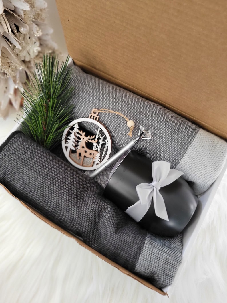 Hygge box, Cozy Christmas care package, Gift basket for women, men, holiday gift box, Christmas gifts, Employee gifts, Secret Santa, comfy Bild 4