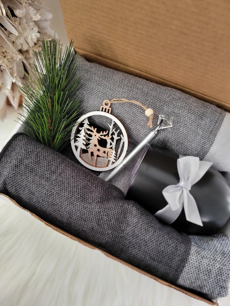 Hygge box, Cozy Christmas care package, Gift basket for women, men, holiday gift box, Christmas gifts, Employee gifts, Secret Santa, comfy Bild 1