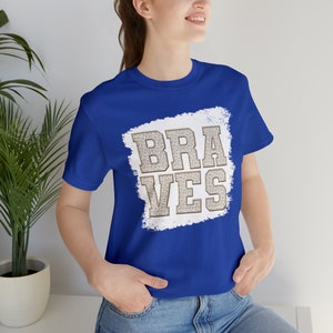 Camiseta de manga curta unissex com letras de leopardo com costura falsa Community Braves