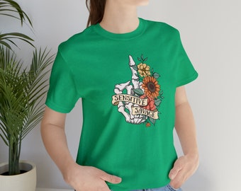 Wildes Skelett Hand und Blumen T-Shirt, Unisex Mittelfinger Shirt, Edgy T-Shirt, Blumenmuster, einzigartiges Geschenk