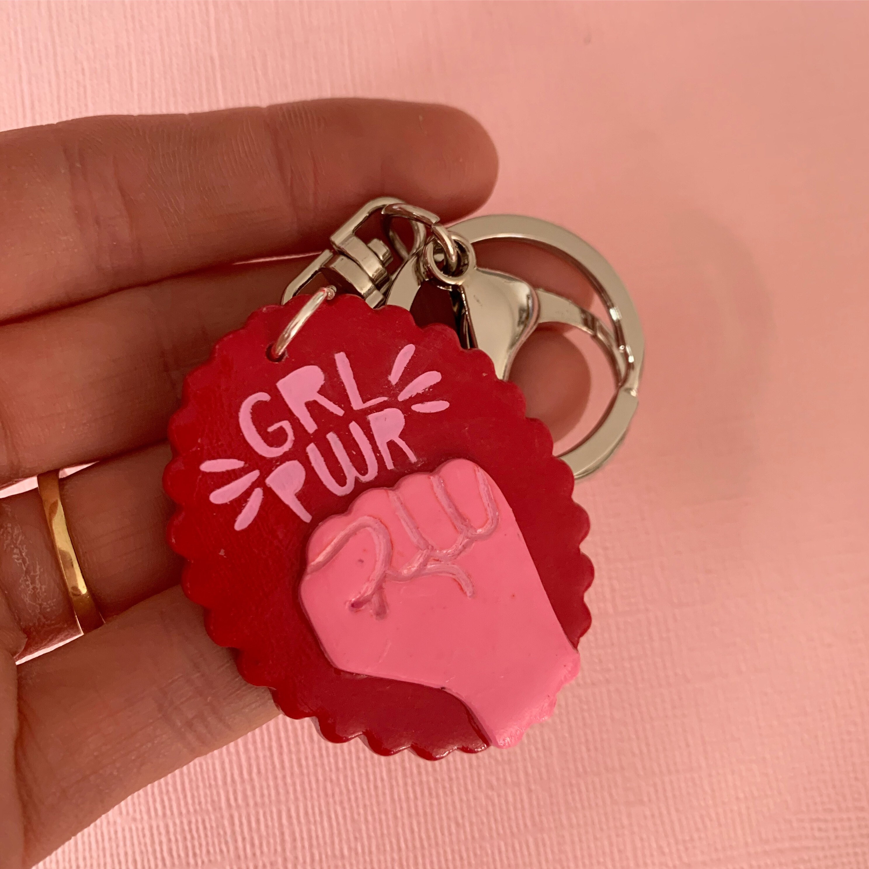 Llavero Grl Pwr // llavero de arcilla polimérica // Día Etsy