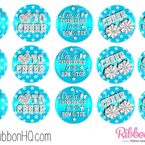 Puede incluir: Doce toppers de cupcake redondos azules y plateados con purpurina, con estrellas blancas y texto. El texto incluye "To Cheer", "I'm a Cheerleader from Bow to Toe" y "Cheer".