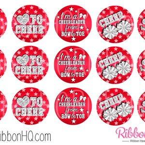 Puede incluir: Doce adornos redondos para cupcakes con temática de porristas, de color rojo y blanco. Los adornos presentan un diseño de purpurina plateada con una porrista, pompones y el texto "Soy una porrista de pies a cabeza" y "Para animar".
