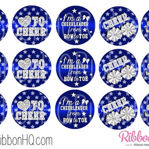 Puede incluir: Doce adornos redondos para cupcakes con temática de porristas, en azul y plateado. Cada adorno presenta un diseño diferente, incluyendo una porrista, pompones, estrellas y el texto "TO CHEER" y "I'm a cheerleader from bow to toe".