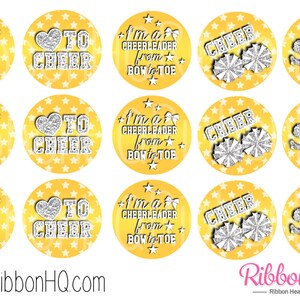 Puede incluir: Doce pegatinas redondas amarillas y blancas con un tema de porristas. Las pegatinas muestran a una porrista, pompones, estrellas y el texto "To Cheer", "I'm a Cheerleader from Bow to Toe" y "Cheer".