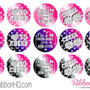 Puede incluir: Una colección de diseños redondos y brillantes con temática de animadoras. Los diseños presentan frases como "CHEER", "I'm a cheerleader from bow to toe" y "Heart to Cheer". Los fondos son rosas, morados y negros con patrones de estrellas.