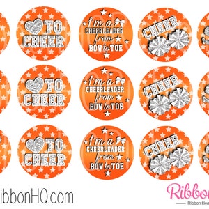 Puede incluir: Doce toppers redondos para cupcakes de 5 cm de diámetro con temática de porristas, de color naranja y blanco con detalles de purpurina plateada. Los toppers representan a una porrista, pompones, corazones y el texto "To Cheer" y "I'm a Cheerleader from Bow to Toe".