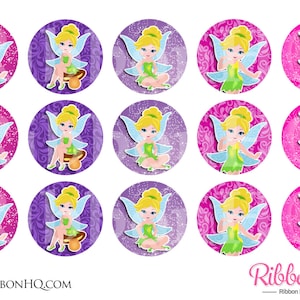 Może przedstawiać: Dwunastu okrągłych naklejek z kreskówkową wróżką o blond włosach, zielonych skrzydłach i zielonej sukience. Naklejki mają różowy, fioletowy lub jasnofioletowy tło z błyszczącym wzorem.