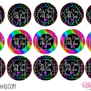 Könnte beinhalten: Zwölf runde, farbenfrohe, glitzernde Aufkleber mit dem Text "Love More Hate Less" in Weiß. Die Aufkleber haben ein Regenbogen-, Herz- und Wirbeldesign.