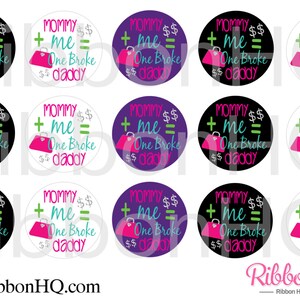 Puede incluir: Doce pegatinas redondas con un bolso rosa, texto verde y azul que dice "Mamá + yo = Un papá en bancarrota" sobre un fondo negro, blanco o morado.