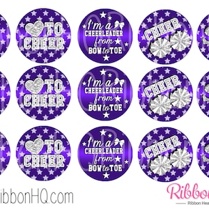 Puede incluir: Doce pegatinas redondas de color morado y plateado con un tema de porristas. Las pegatinas muestran a una porrista, pompones, estrellas y el texto "TO CHEER" y "I'm a cheerleader from bow to toe".