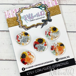 Puede incluir: Conjunto de cinco cabochons redondos de resina de 1,5 pulgadas con un diseño de acuarela de pollos y girasoles. Los cabochons son perfectos para proyectos de manualidades como lazos para el cabello, llaveros y aretes.