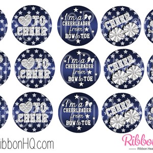 Puede incluir: Doce adornos redondos para cupcakes de color azul y plateado con purpurina con un tema de porristas. Los adornos presentan a una porrista, pompones, estrellas y el texto "TO CHEER" y "I'm a cheerleader from bow to toe".