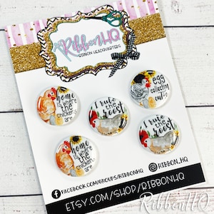 Puede incluir: Conjunto de cuatro botones redondos de 3,8 cm de diámetro con diseños de pollos y huevos. Los botones presentan las frases "Home is where the chickers are", "I rule the roost", "Egg collecting cutie", y "I rule the roost".