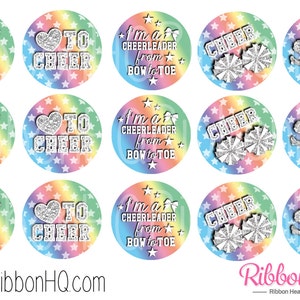 Puede incluir: Diseños circulares con un fondo de remolino arcoíris y estrellas blancas. Cada diseño presenta un gráfico de animadora, pompones o texto como "CHEER" y "I'm a cheerleader from bow to toe." El logotipo de RibbonHQ está en la parte inferior.