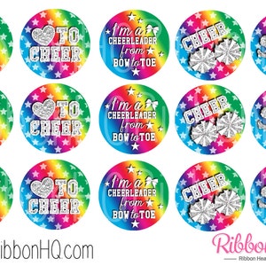 Puede incluir: Doce pegatinas redondas, coloridas y brillantes con temática de porristas con un fondo de arcoíris y estrellas blancas. Las pegatinas muestran porristas, pompones y el texto "To Cheer", "Cheer" y "I'm a Cheerleader from Bow to Toe".