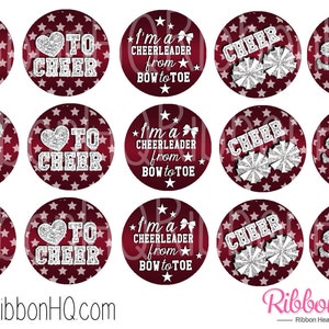 Puede incluir: Doce adornos redondos para cupcakes de 5 cm de diámetro con temática de animadoras, en rojo y purpurina plateada. Los adornos representan a una animadora, pompones, estrellas y el texto "TO CHEER" y "I'm a cheerleader from bow to toe".