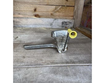 Molinillo antiguo MOULI PARSMINT francés para hierbas y verduras. Utensilios de cocina.