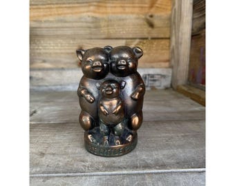 Hucha vintage de metal fundido de Los Tres Cerditos con acabado en tono cobre desgastado, fabricada en EE. UU.