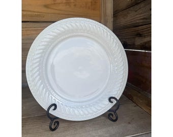 Plato redondo de cerámica vintage Gibson blanco con diseño de trenza en relieve y borde punteado