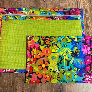 Puede incluir: Dos coloridas bolsas con cremallera. La bolsa m&aacute;s grande tiene un interior verde lima y un borde con estampado floral con cremallera. La bolsa m&aacute;s peque&ntilde;a tiene un vibrante estampado floral con flores rosas, azules y amarillas.