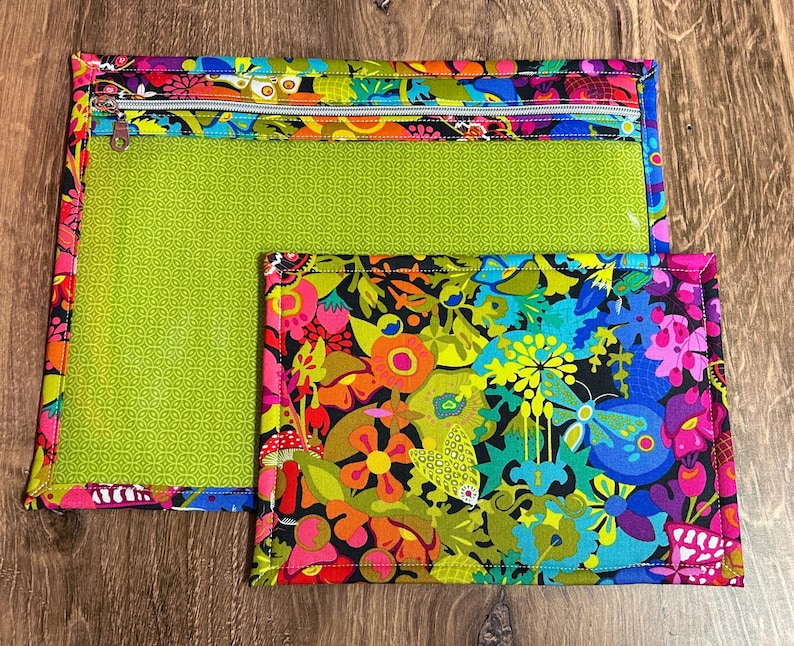 Puede incluir: Dos coloridas bolsas con cremallera. La bolsa m&aacute;s grande tiene un interior verde lima y un borde con estampado floral con cremallera. La bolsa m&aacute;s peque&ntilde;a tiene un vibrante estampado floral con flores rosas, azules y amarillas.