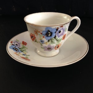 Handbemalte Mokkatasse mit Untertasse aus dem besetzten Japan