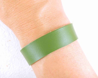 Simple cactus leather bracelet (vegan) in 3 colours: black, caramel brown and olive green. All hypoallergenic stainless steel