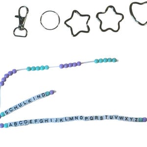 Cadena personalizada con letras ABC/matemáticas en morado y turquesa: regalo hecho a mano para la inscripción escolar con el nombre deseado.