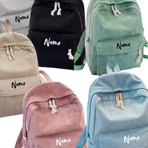 Könnte beinhalten: Eine Auswahl an Rucksäcken aus Cord in verschiedenen Farben: Grau, Schwarz, Grün, Beige, Rosa und Blau. Jeder Rucksack hat eine Vordertasche, einen oberen Griff und verstellbare Träger. Das Wort "Name" ist auf der Vorderseite aufgedruckt.