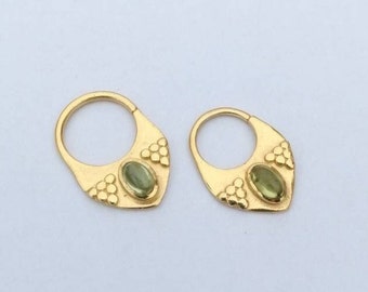 Triangle Septum Gold Vermeil Ø8mm & 10mm ⎜Peridot, Moonstone or Garnet