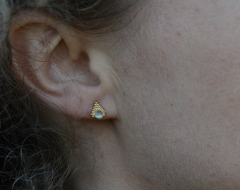 Delicate Stud Earrings Brass⎜Pyramid