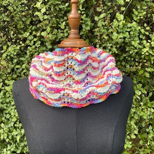 Capuche en tricot rayé Rose et blanc. Capuche rayée en laine mérinos. Foulard Infinity rose et blanc.  Foulard rayé Circle.  Capuche en dentelle. Mérinos ultrafin