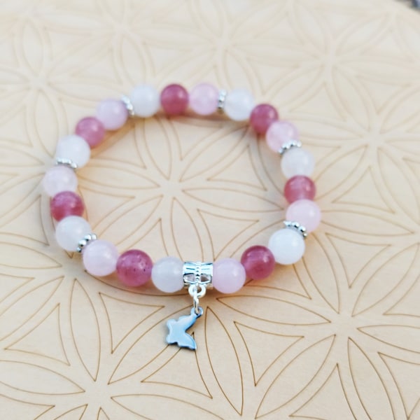Bracelet amour de soi et guérison émotionnelle en perles naturelles de quartz rose, quartz fraise et agate blanche avec breloque papillon