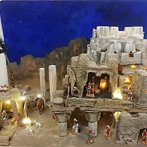 Presepe realizzato a mano con materiali di riciclo.