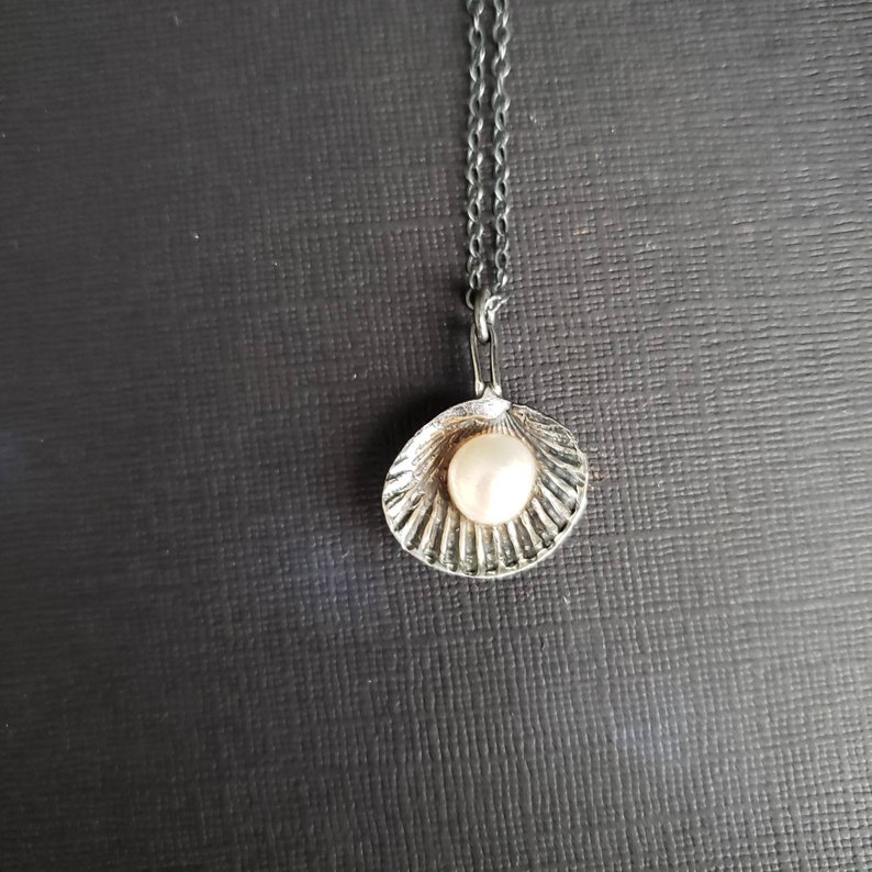Mother pearls pendant.