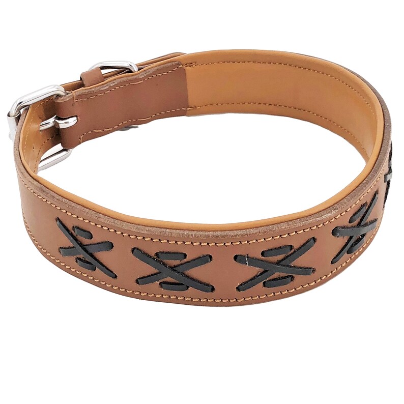 Puede incluir: Collar de perro de cuero marr&oacute;n con costuras negras en forma de cruz.