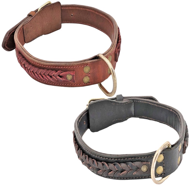 Puede incluir: Dos collares de perro de cuero con detalles trenzados y acentos de lat&oacute;n. Un collar es marr&oacute;n y el otro es negro.