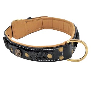 Puede incluir: Collar de perro de cuero negro con dise&ntilde;o trenzado, detalles en lat&oacute;n y forro acolchado.