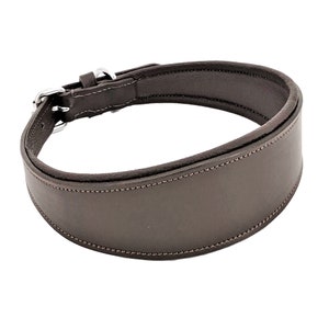 Puede incluir: Un collar de perro de cuero marr&oacute;n con una hebilla plateada. El collar es ancho y tiene un tacto acolchado.