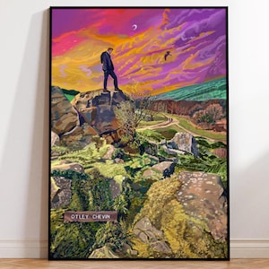 Puede incluir: Una pintura de un hombre de pie en un acantilado rocoso con vistas a un valle. El cielo es una mezcla vibrante de rosa, naranja y morado con una luna creciente. El letrero dice "OTLEY CHEVIN".