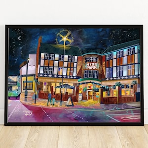 Puede incluir: Una pintura de acuarela de un pub llamado "Hyde Park" de noche. El pub está iluminado con luces amarillas cálidas y tiene un letrero con el nombre del pub. Hay gente caminando por la calle frente al pub.