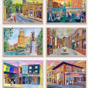 Puede incluir: Seis acuarelas que representan diferentes escenas de una ciudad. Cada pintura está enmarcada en un marco de madera clara. Las pinturas representan una variedad de edificios, calles y personas. Las pinturas tienen todas un estilo similar, con colores brillantes y un toque caprichoso.